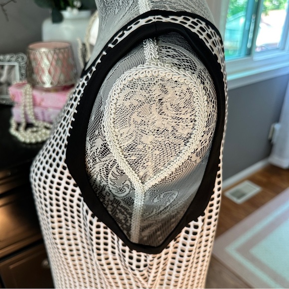 White House Black Market Polka Dot Market Grid Sleeveless Blouse Size M - Picture 7 of 14